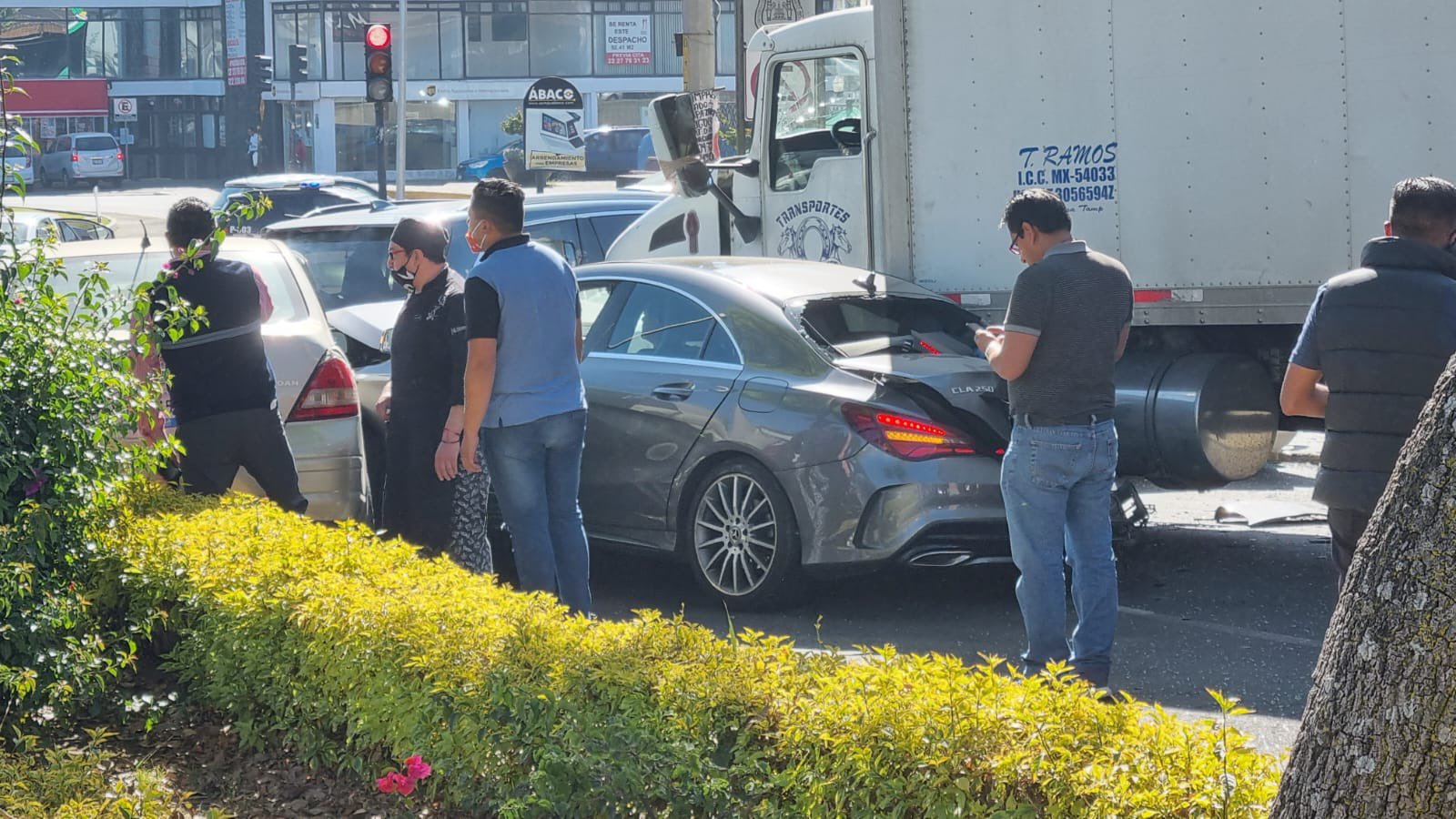 Choque múltiple de 6 vehículos y una motocicleta provocó camión torton al quedarse sin frenos