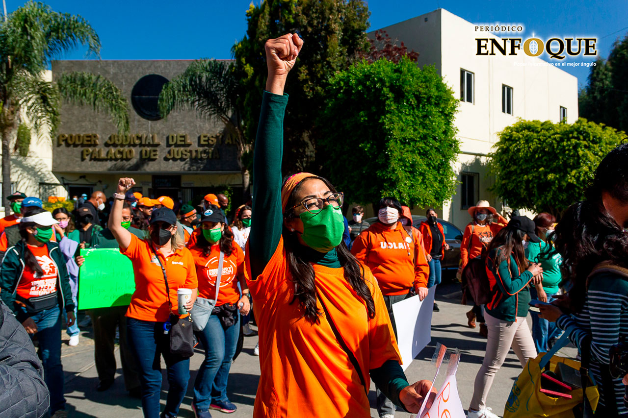 Maestros y estudiantes de la UDLAP se manifiestan en Juzgados de Cholula