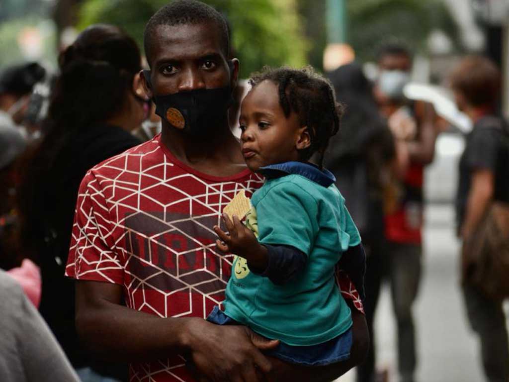 Cerca de 200 migrantes haitianos  permanecen en el Polideportivo Xonaca en Puebla
