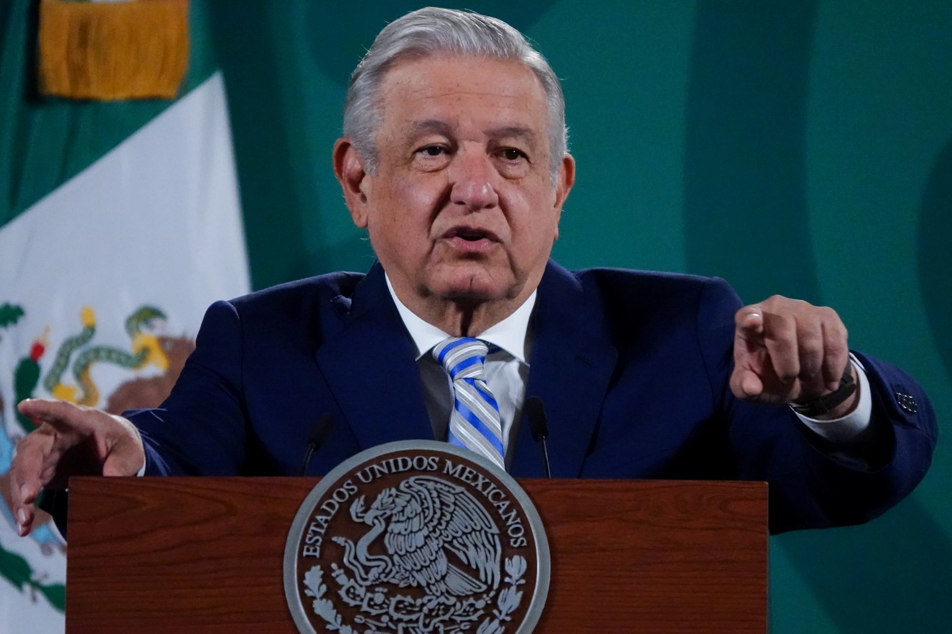 AMLO notifica que no se suspenderá la consulta de revocación gracias a la resolución de la Corte