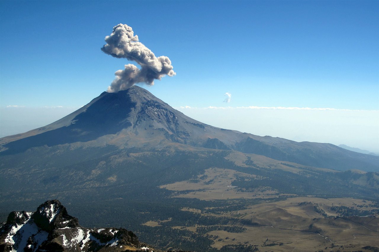 Actividad volcánica: 17 exhalaciones y un sismo, registró volcán Popocatépetl