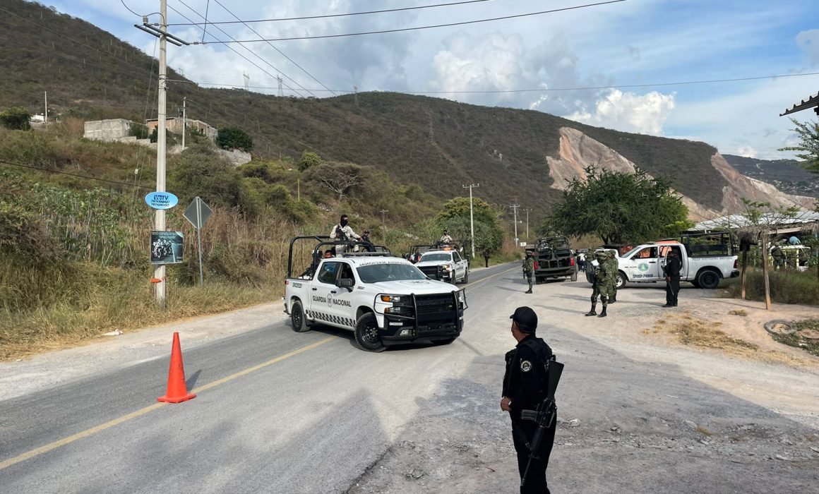 Liberan 100 armados a 2 detenidos por policías en Chichihualco, Guerrero
