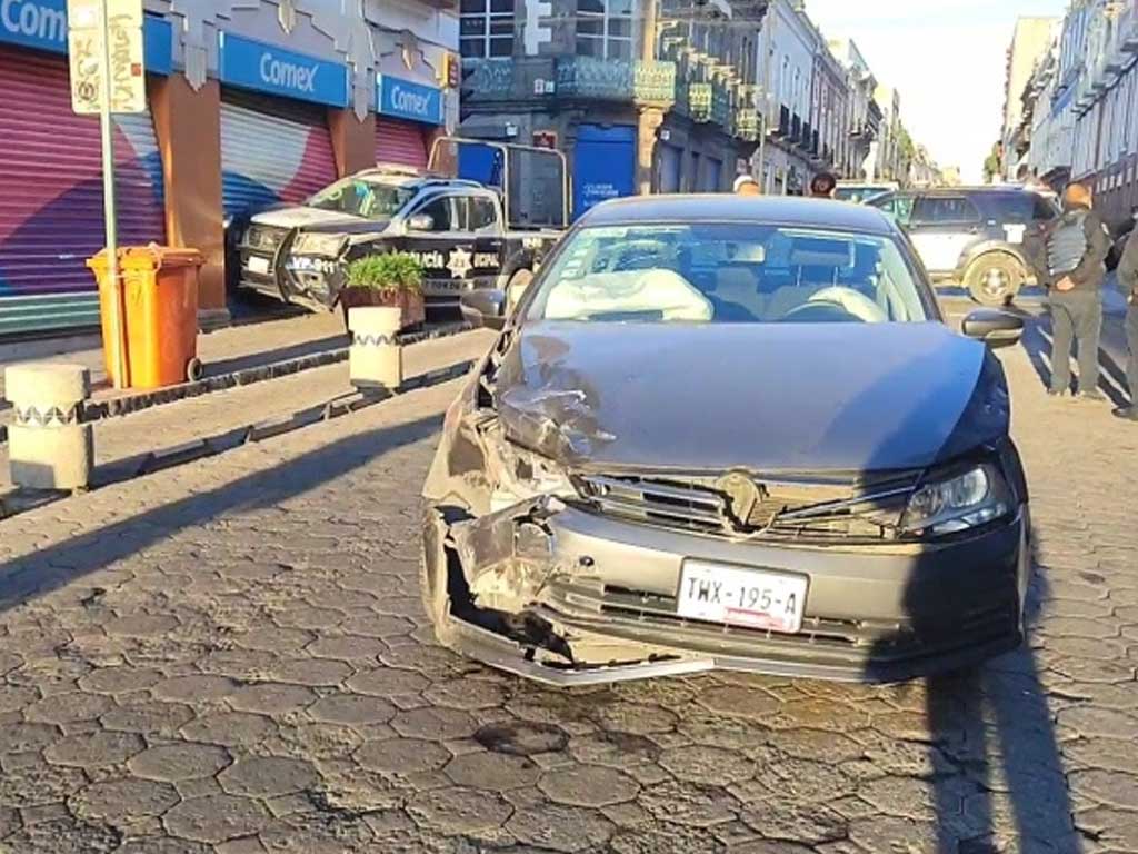 Patrulla municipal se impacta contra local en el Centro Histórico de Puebla