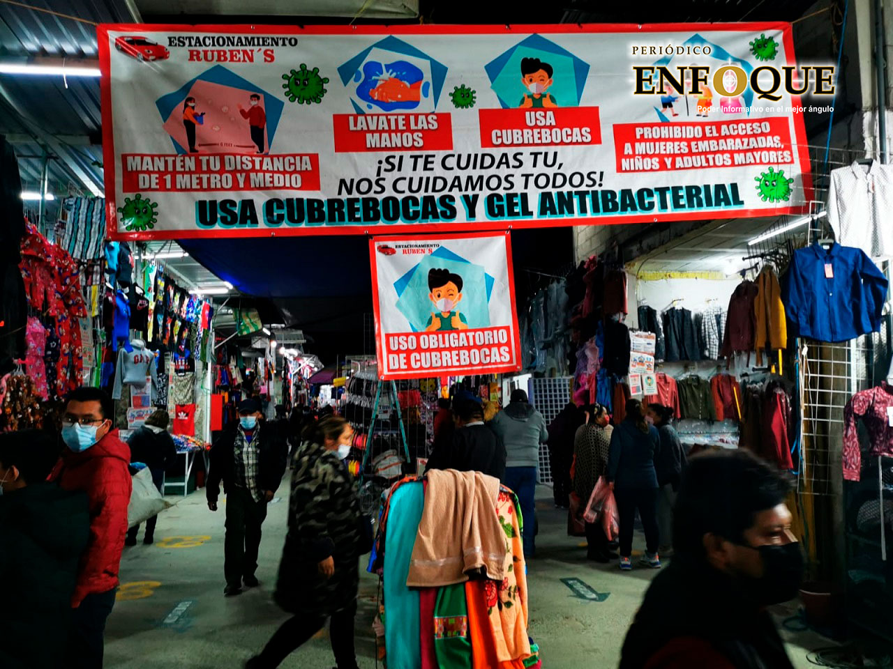 Miles de personas abarrotan el Tianguis de Tepeaca; se preparan para la cena de navidad 