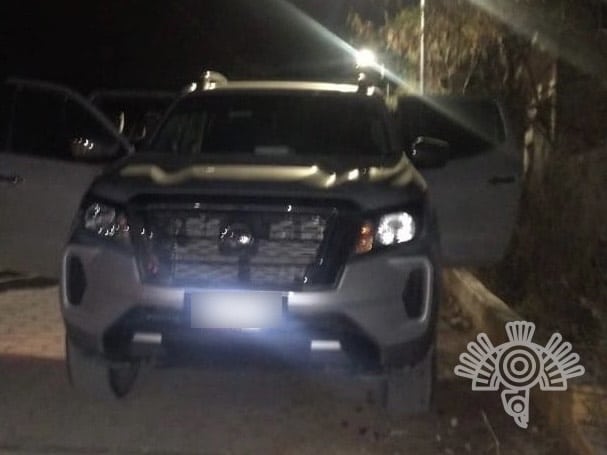 Policía detiene a tres hombres por posesión de arma de fuego; fueron identificados por consumir bebidas alcohólicas dentro de un vehículo