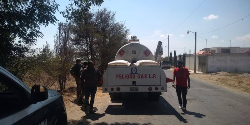 Se desata balacera entre personal del ejercito y "huachigaseros" en Tlahuapan; se recuperaron varias pipas de gas