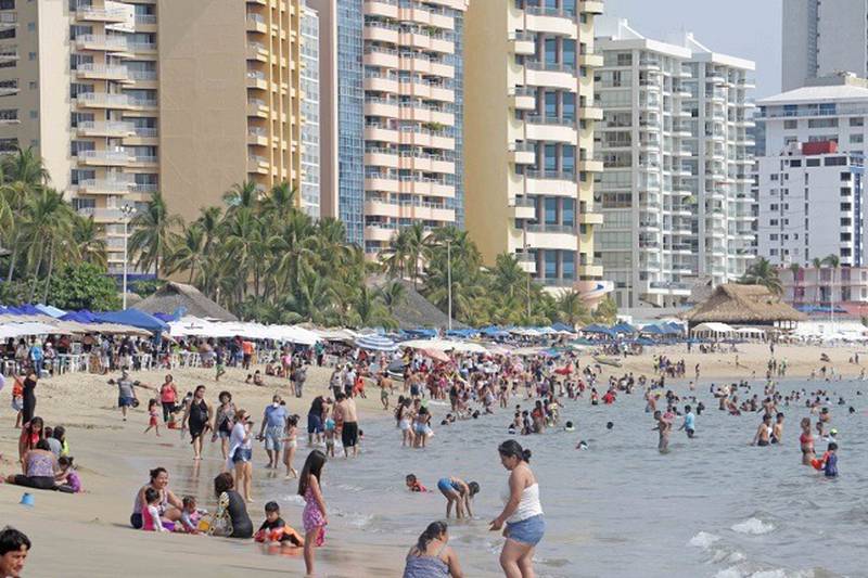 Turistas abarrotan playas de Acapulco pese a su alto nivel de contaminación