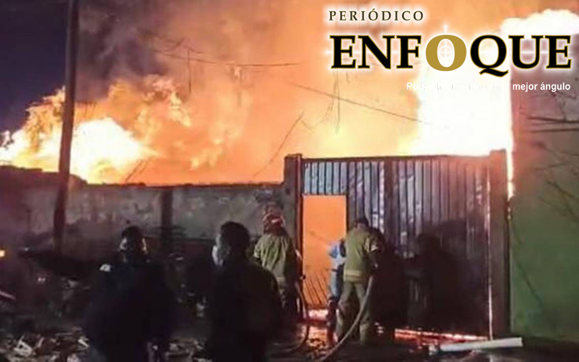 Entérate. Incendio en Valle de Chalco consume una Fábrica de Cajas y casi llega a expandirse en una gasolinera.