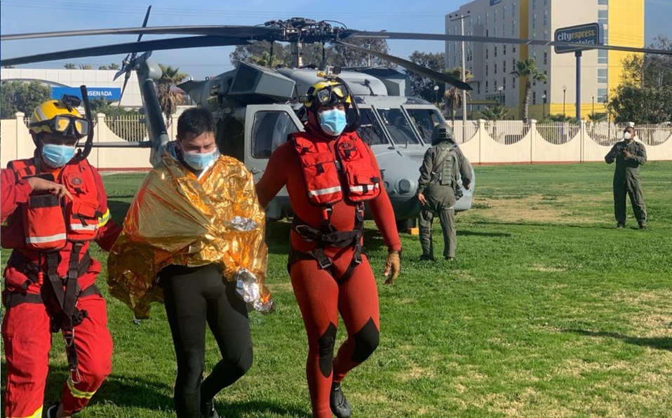 Rescatan a surfista atrapado entre rocas en Ensenada, Baja California
