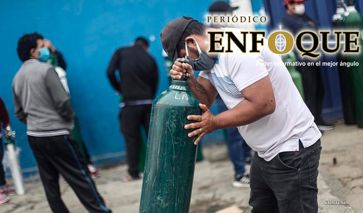 Mexicanos continuan haciendo largas filas para conseguir a cualquier precio Oxigeno. 