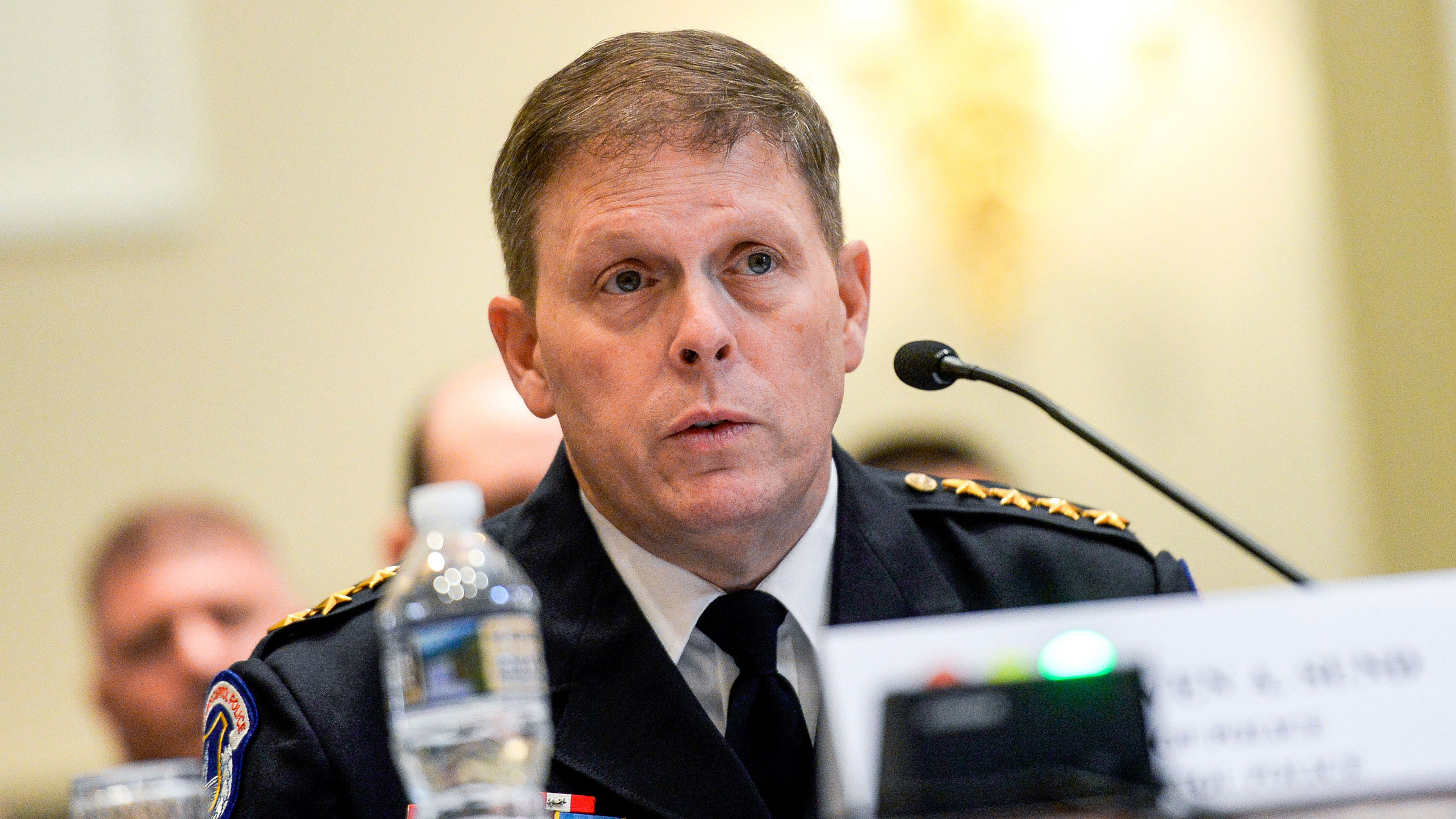 Jefe de policía del Capitolio de Estados Unidos renuncia tras violenta turba pro Trump