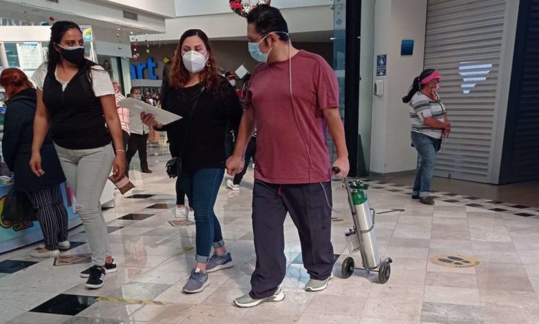 "Parece chiste pero es anécdota" Hombre va al centro comercial con todo y tanque de oxígeno