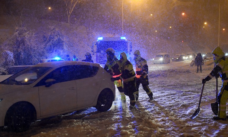 España empieza a retirar la nieve de la tormenta Filomena