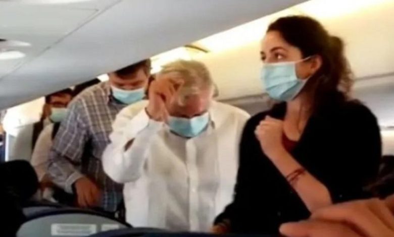 Pasajeros reciben con porras a AMLO al abordar un vuelo de Colima a la CDMX (Video)