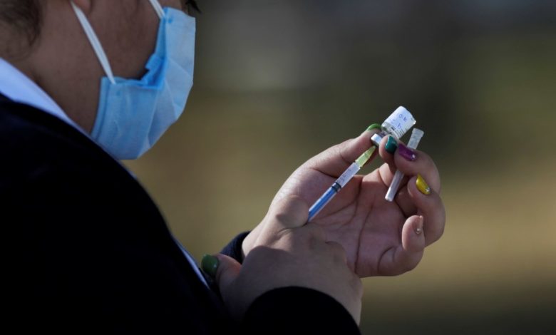 Mayoría de mexicanos opinan que vacuna COVID debería venderse; 6 de cada 10 se vacunarían: México Elige