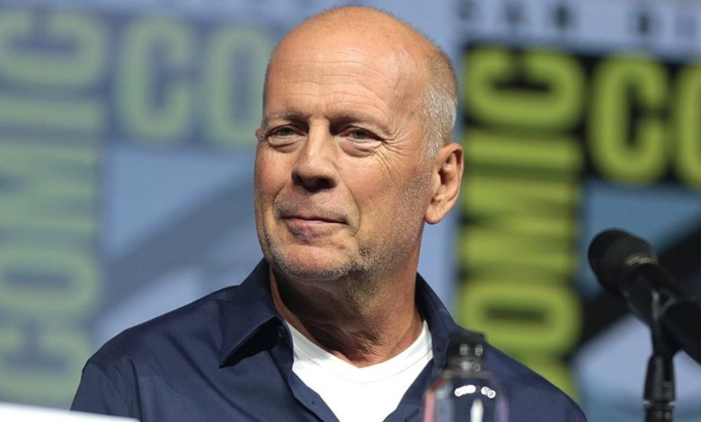 ¿”Duro de matar”? Captan a Bruce Willis sin cubrebocas en una tienda de autoservicio