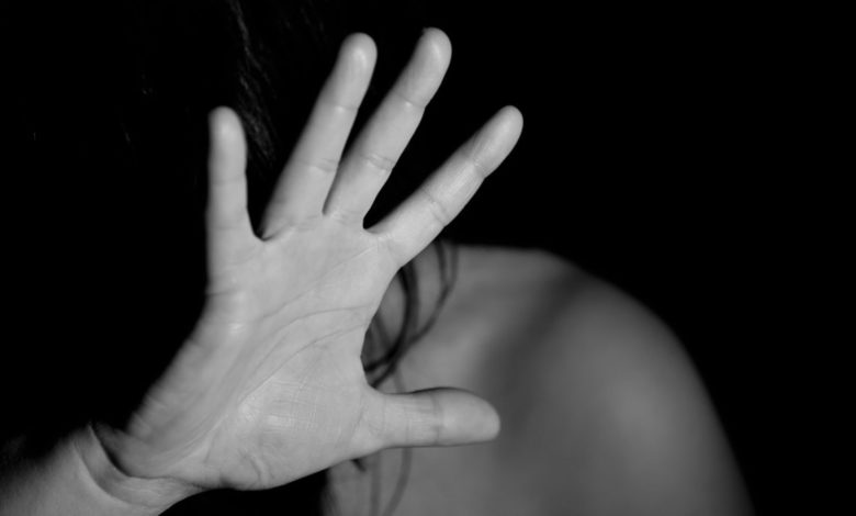 Hombre ataca a machetazos a su esposa durante una discusión