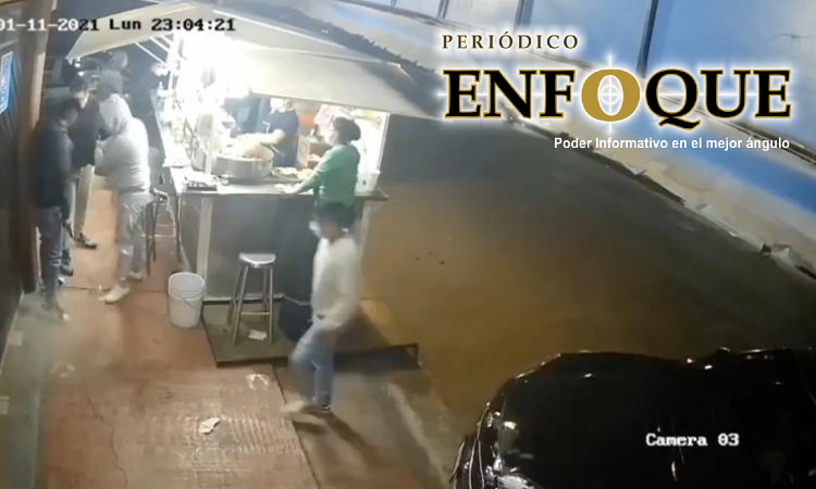 Roban automóvil a comensal de un puesto de tacos en Ecatepec. 