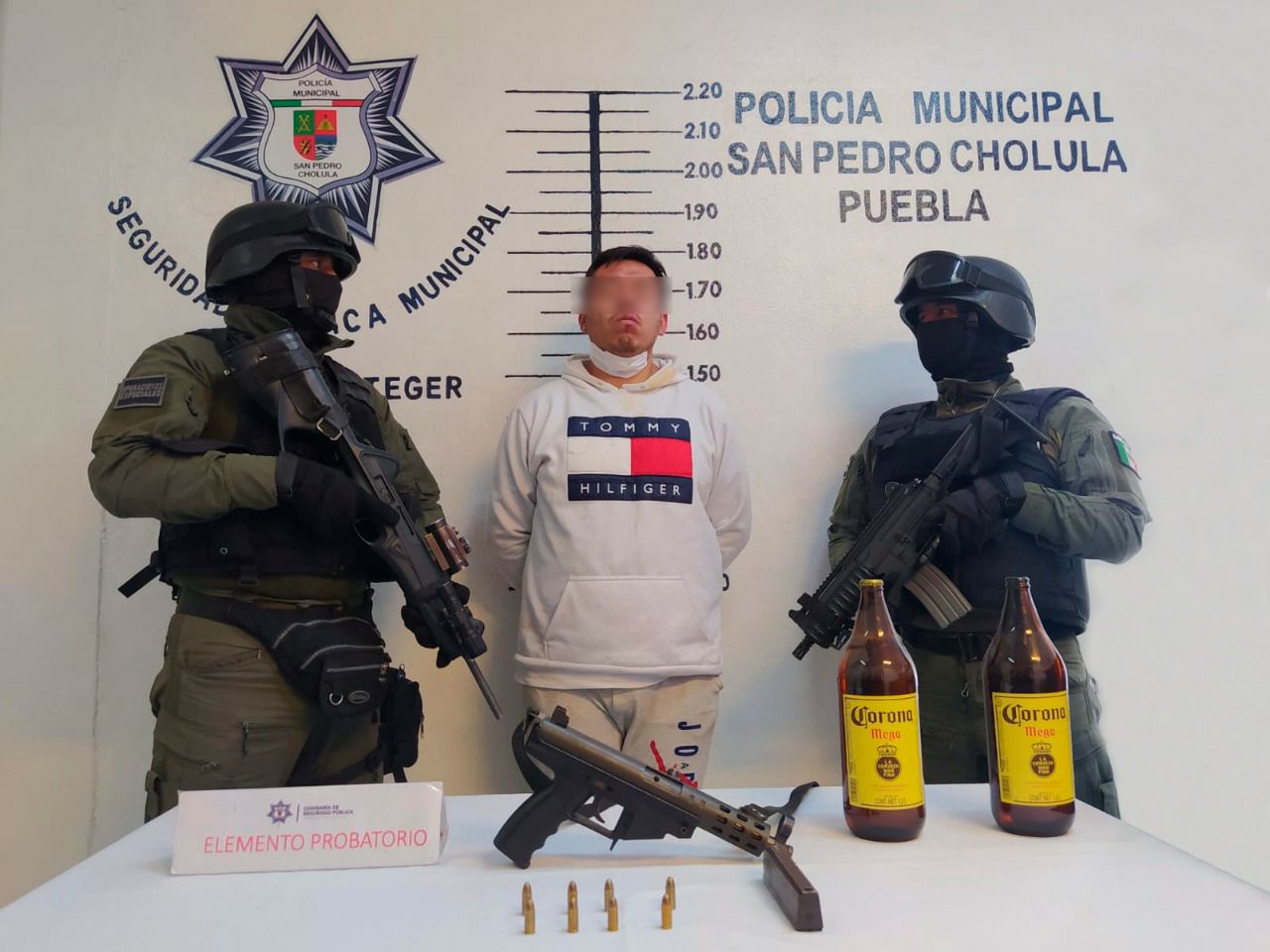 Detiene policía de San Pedro Cholula a hombre por portación de arma de fuego que detonó en cremación de un familiar