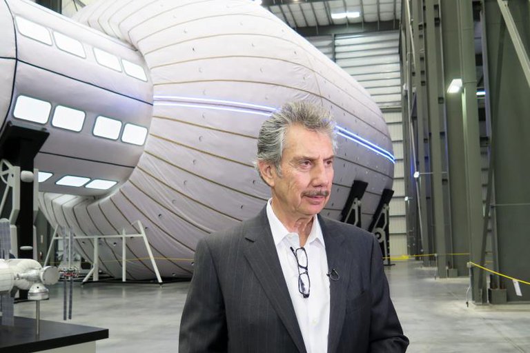 El magnate ofrece un millón de dólares para quien demuestre que hay vida después de la muerte