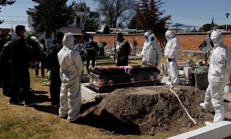 Cifras del Inegi contradicen a la SSA; reportan 45% más muertes por covid en 2020