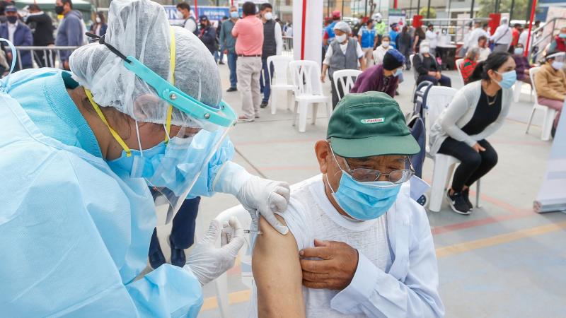 Vacunación a adultos mayores se retrasará a la última semana de febrero