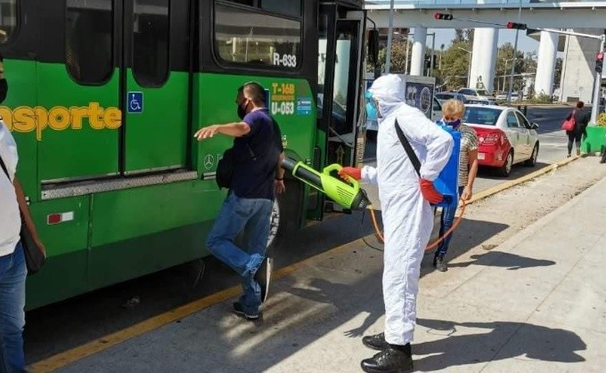 Hombre con síntomas de COVID-19 muere a bordo del transporte público