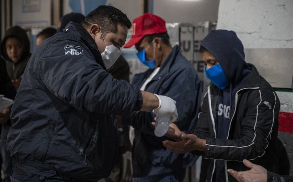 Gobierno de Biden deporta a cientos de migrantes, pese a promesa