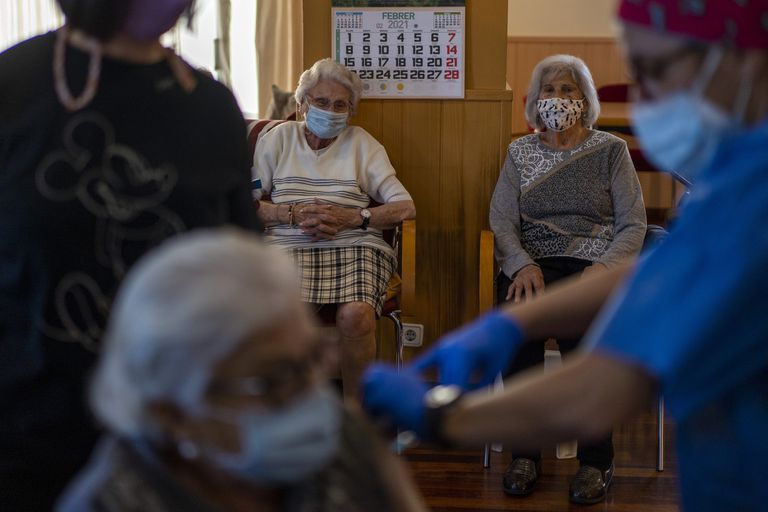 Vacuna del coronavirus: por qué varios países europeos están recomendando el uso de la de AstraZeneca solo para menores de 65 años