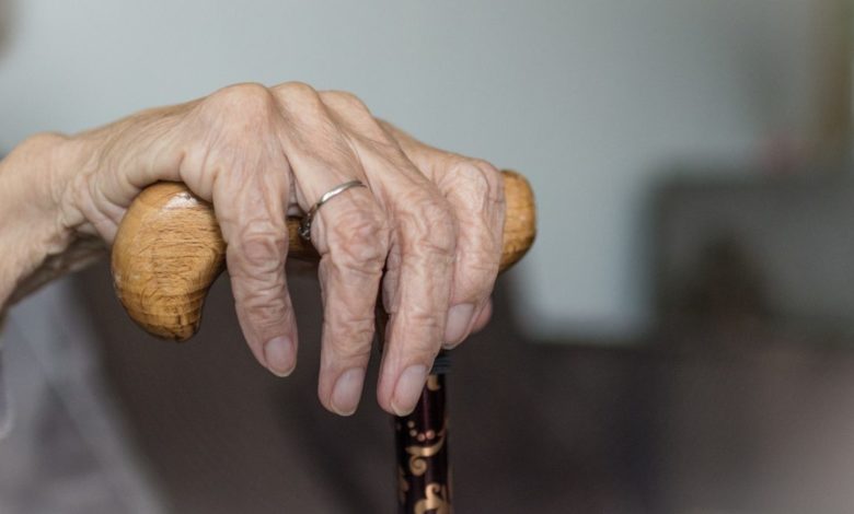 Gobierno llama a adultos mayores fallecidos para invitarlos a vacunarse contra la COVID