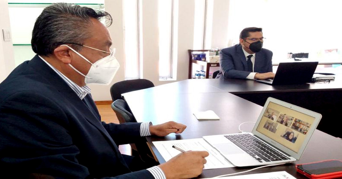 Participa Roberto Lima en mesa de diálogo con especialistas en educación