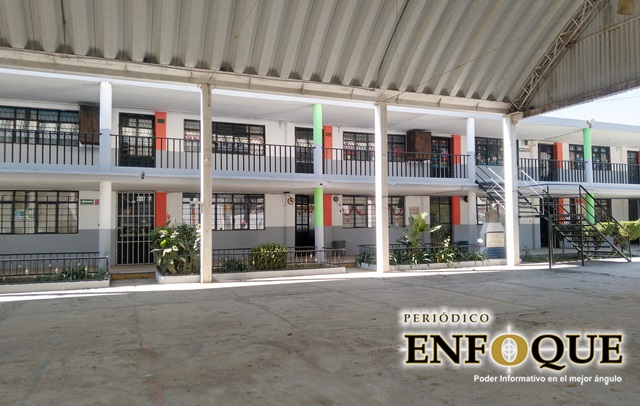 Apoya Jaime Sánchez con pintura para escuela primaria de Santa Bárbara Almoloya