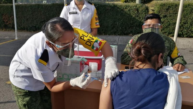 Gobierno analiza fecha para segunda dosis de vacuna a personal de salud