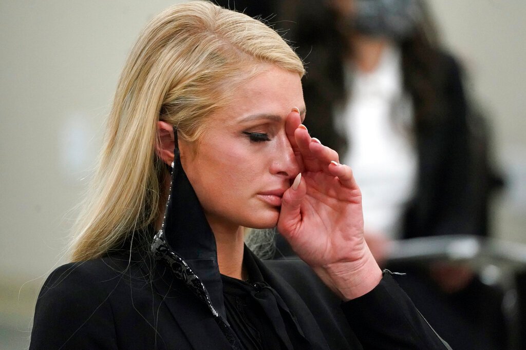 Paris Hilton testifica sobre los presuntos abusos que sufrió en un internado: "El personal era sádico"