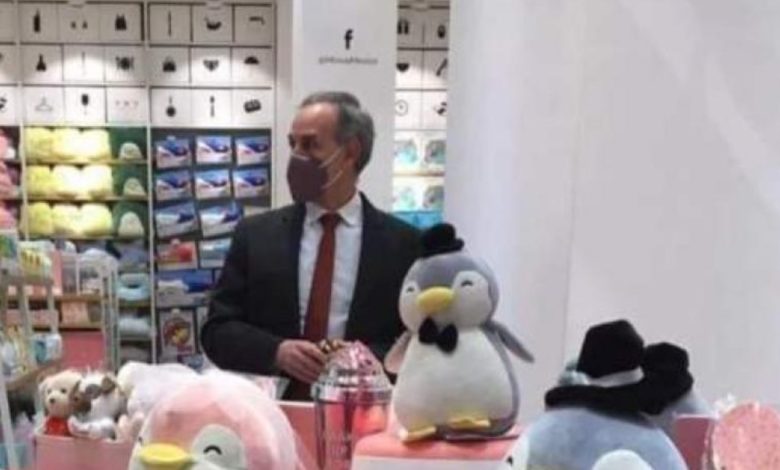 ¿Fake? Captan a López-Gatell comprando sus regalos de San Valentín en Miniso