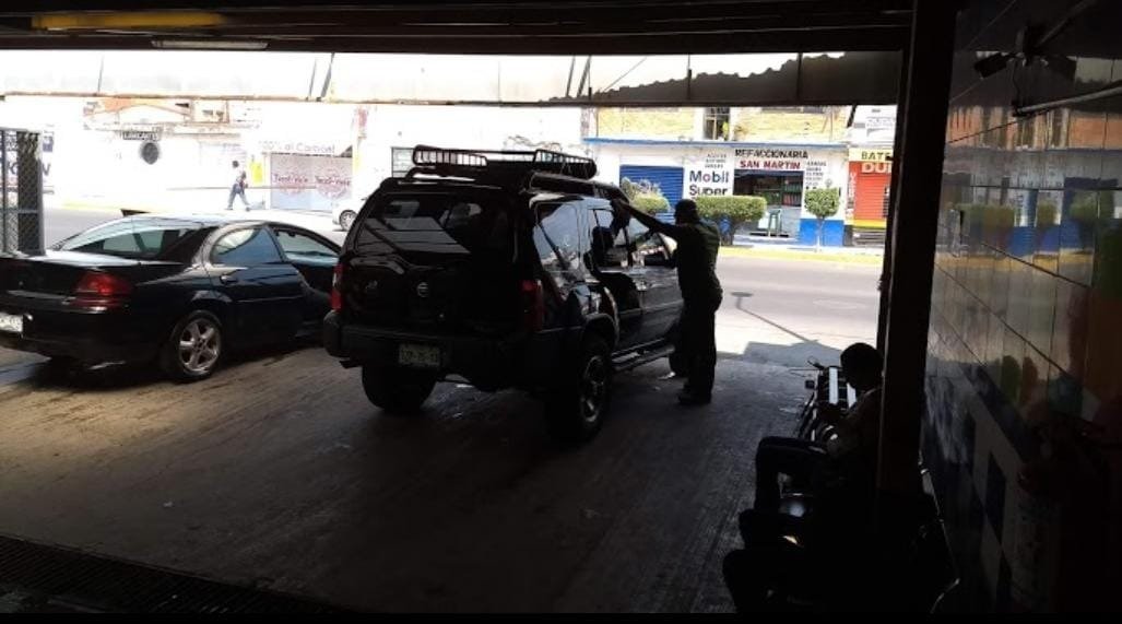 ¡Cuidado! Sujetos armados roban vehículos de autolavado en Puebla