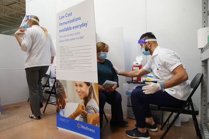 Farmacias de Walmart y Sam’s Club comenzarán a poner vacunas contra covid-19