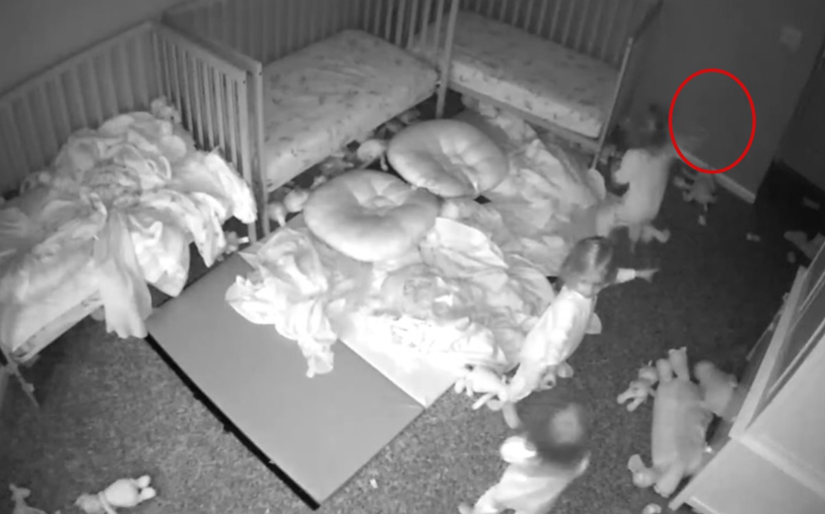 Espeluznante, captan a trillizas hablando con "fantasma"