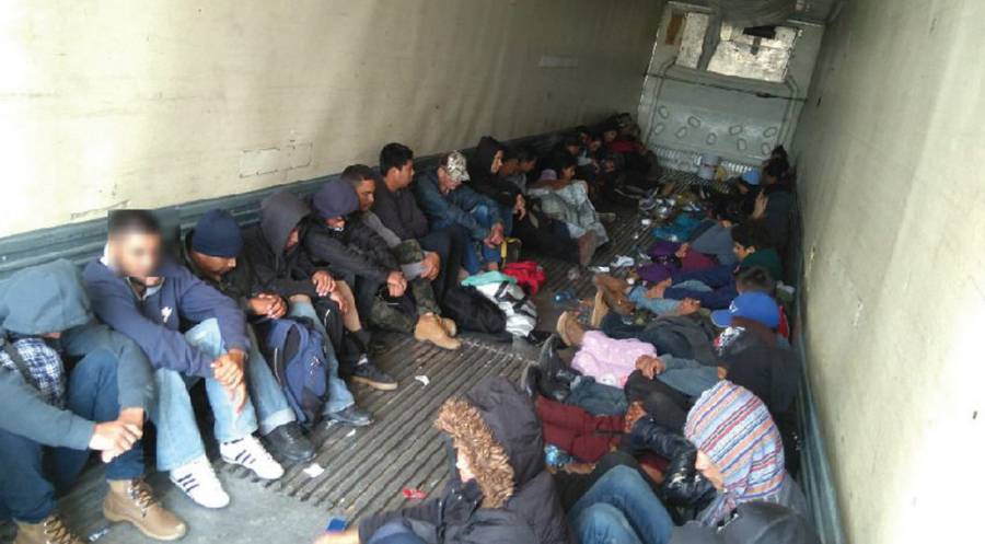 Rescatan a 103 migrantes centroamericanos ocultos en camión