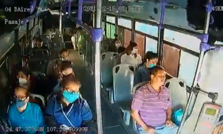 Hombre apuñala a mujer en transporte público, es detenido por policías (Video)