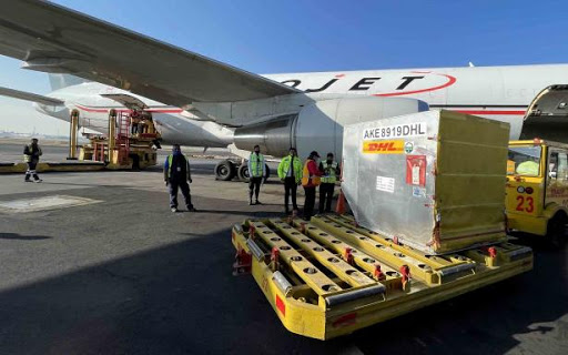 Luego de retraso, hoy llegan más de 400 mil vacunas de Pfizer para su aplicación al personal médico