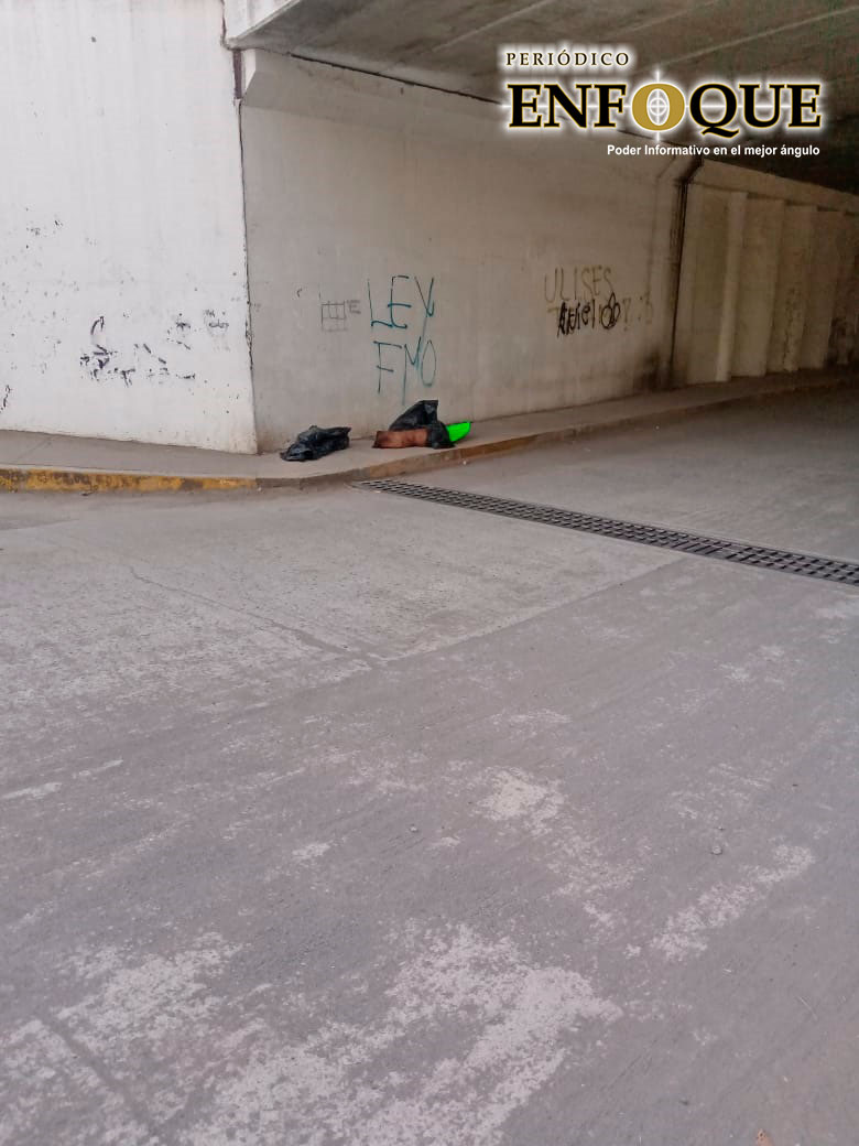Hallan bolsas con restos humanos bajo un puente en Texmelucan.