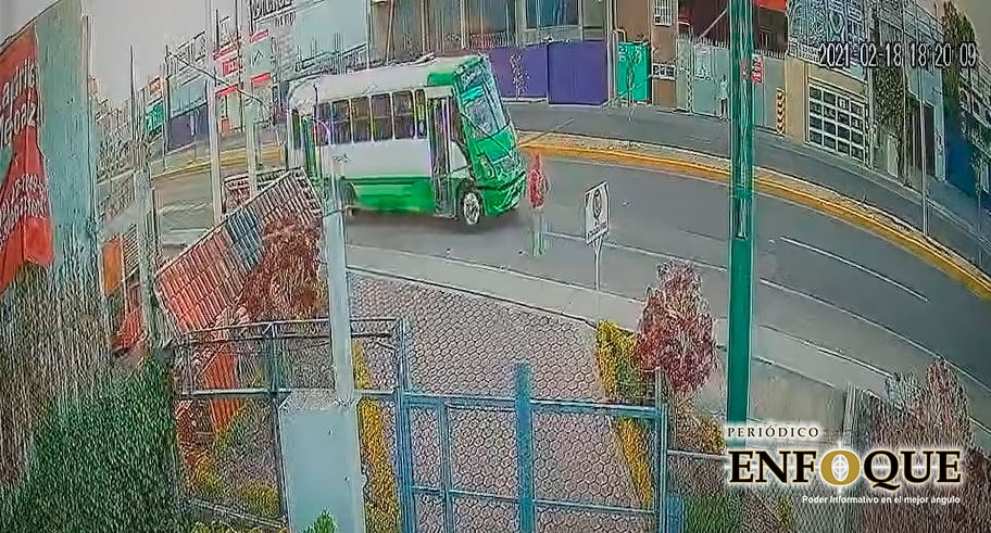 Hombre cae del transporte público; conductor prefiere pasarle encima para huir del lugar (Video)