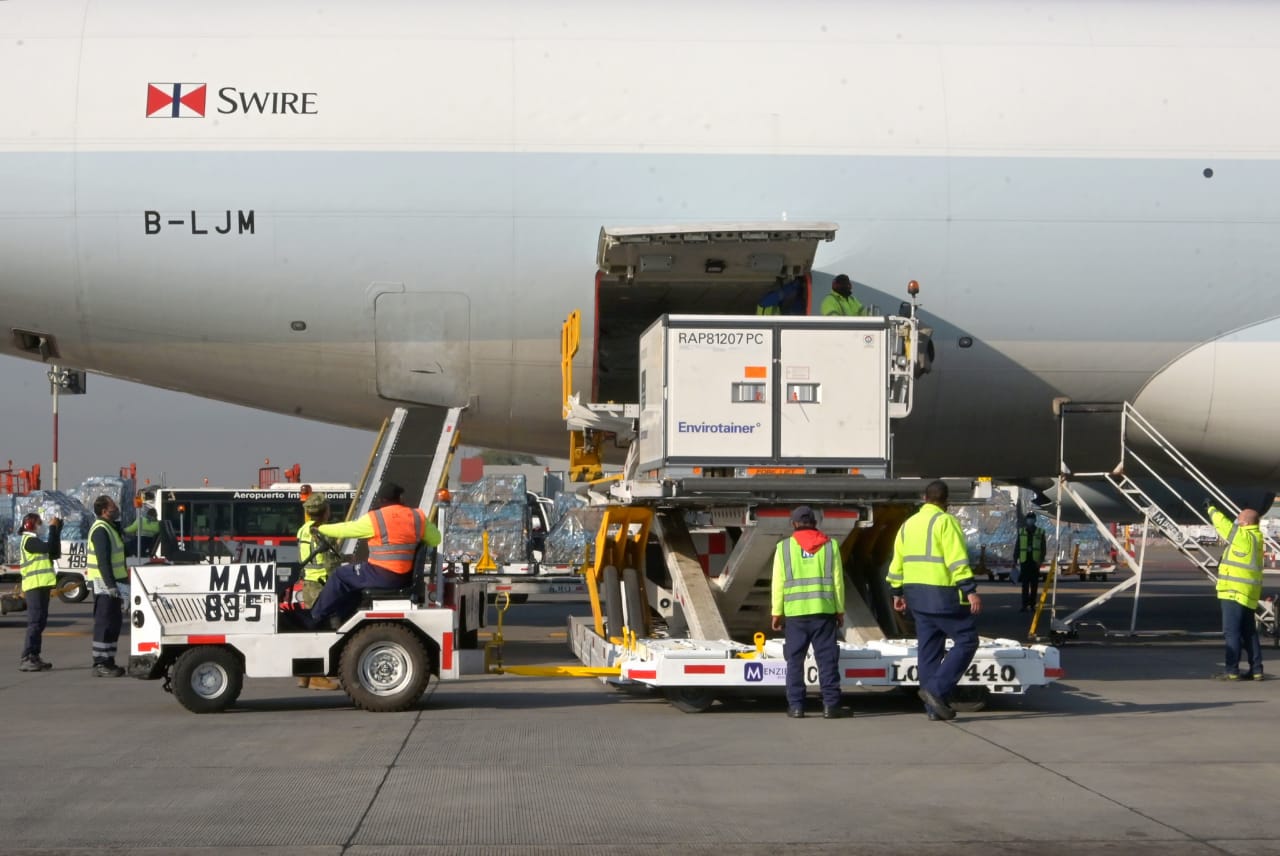 Llega avión a México con vacunas contra el Covid procedente de Hong Kong