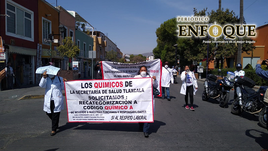 Protestan químicos de Tlaxcala y advierten sobre paro laboral si no son cambiados de categoría