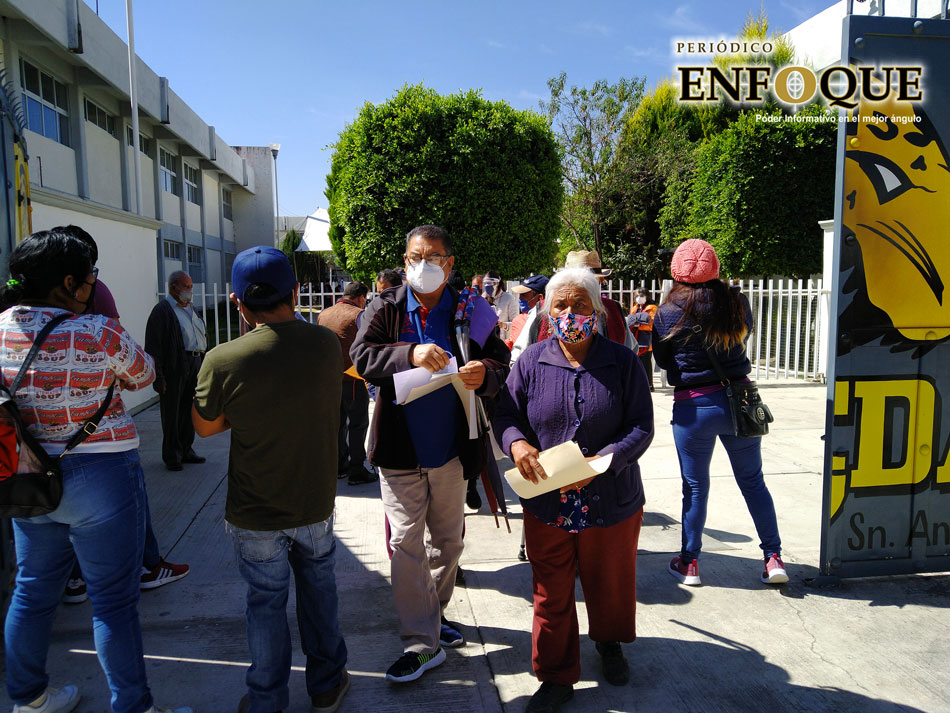 Agradecen abuelitos vacuna antiCovid-19 en San Andrés Cholula, tras horas de espera