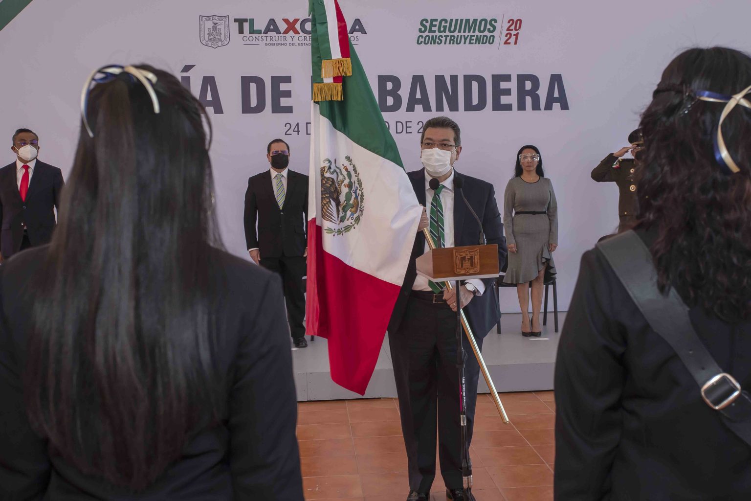Encabeza Marco Mena conmemoración del día de la bandera