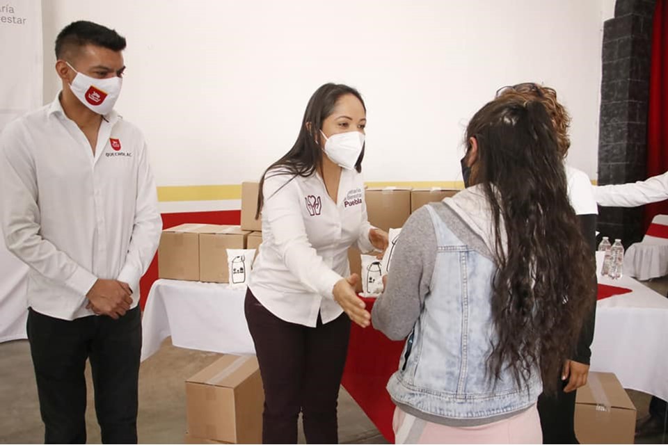 Entrega Secretaría de Bienestar leche a vecinos de Quecholac 