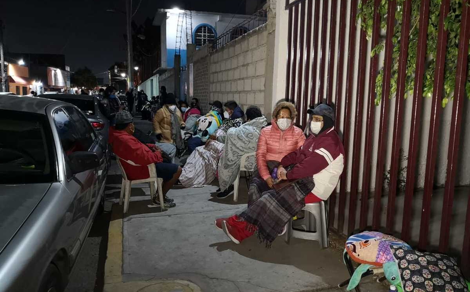 Jóvenes se alquilan por 400 pesos para hacer fila para la vacuna en Tamaulipas