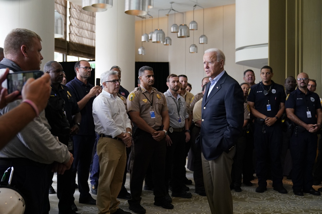 Biden visita Florida para brindar "consuelo" tras derrumbe de edificio